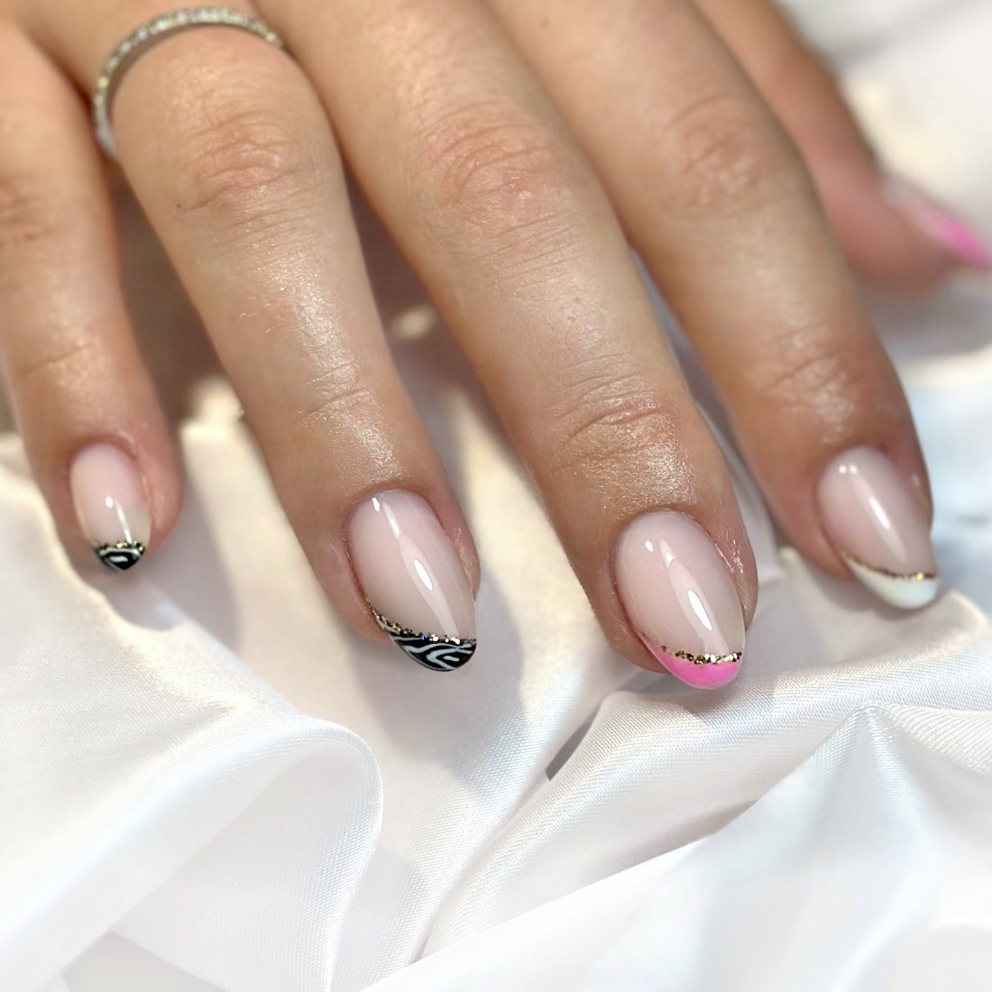 BIAB nagels met gouden nailart van Be Pretty Studio